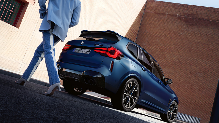 BMW X3 M Competition F97 LCI Facelift 2021 Frozen Marina Bay Blue metallic three-quarter rear view with model low angle shot