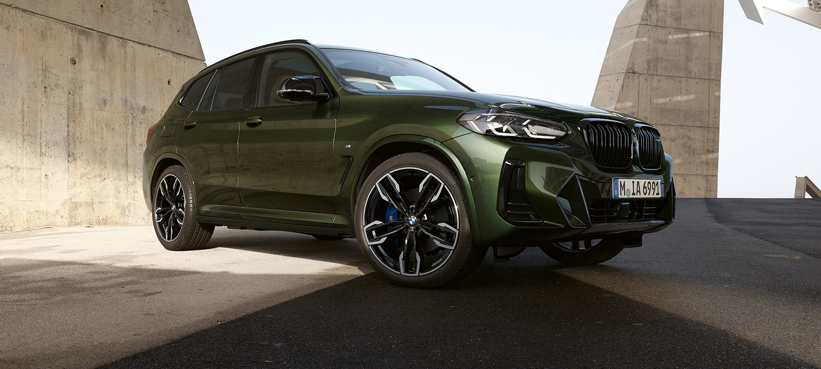 BMW X3 M40i G01 LCI Facelift 2021 Malachite Green metallic three-quarter front view standing