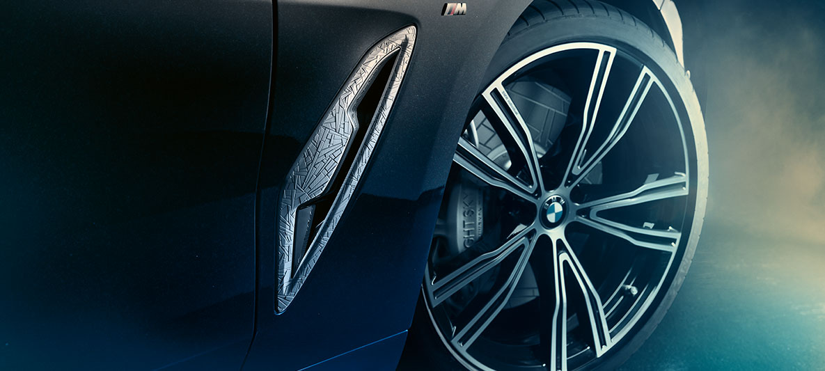 The 20“ BMW Individual light alloy wheels in 730i V-shape design of the BMW Individual M850i NIGHT SKY in close up 